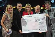 94.000€ Spenden kamen zusammen auf der Premiere - den Scheck überreichte man Nina Ruge (©Foto: Martin Schmitz)